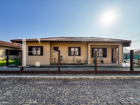 Casa com 160m², 3 dormitórios, 1 suíte, 2 vagas, no bairro Rainha do Mar em Xangri-Lá