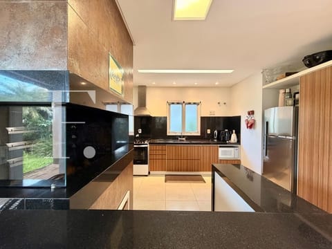 Sobrado com 224m², 4 dormitórios, 3 suítes, 2 vagas, Atlântico Villas Club em Atlântida Sul