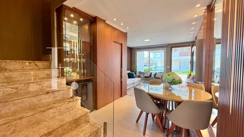 Sobrado com 119m², 2 dormitórios, 2 suítes, 2 vagas, Murano em Capão da Canoa