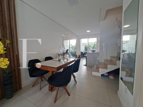 Sobrado com 120m², 2 dormitórios, 2 suítes, 1 vaga, Murano em Capão da Canoa