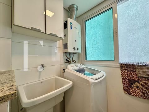 Apartamento com 79m², 2 dormitórios, 1 suíte, 2 vagas, Edifício Deauville em Capão da Canoa