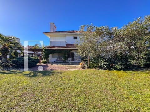 Sobrado com 150m², 3 dormitórios, 3 suítes, 2 vagas, Green Village Golf Club em Xangri-Lá