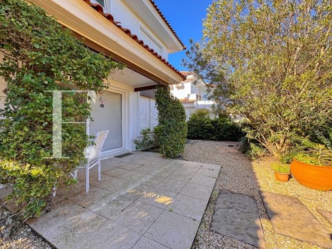 Sobrado com 150m², 3 dormitórios, 3 suítes, 2 vagas, Green Village Golf Club em Xangri-Lá