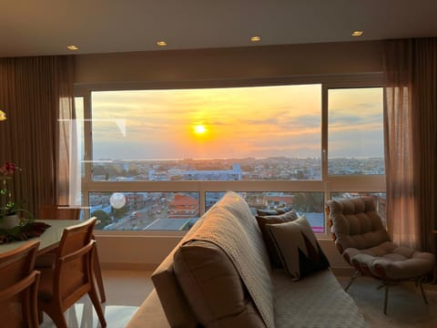 Apartamento com 97m², 3 dormitórios, 1 suíte, 2 vagas, Edifício Premium em Capão da Canoa
