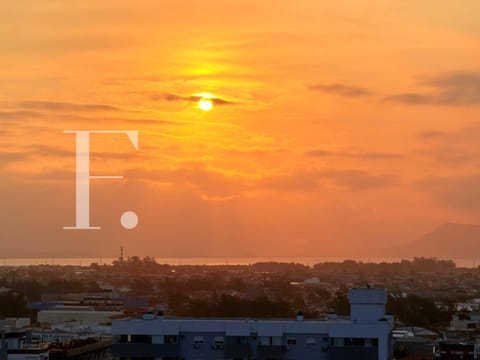 Apartamento com 97m², 3 dormitórios, 1 suíte, 2 vagas, Edifício Premium em Capão da Canoa