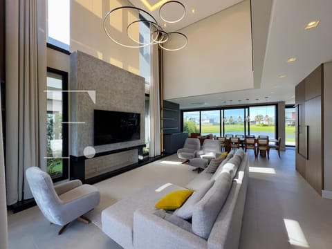 Sobrado com 351m², 5 dormitórios, 5 suítes, 2 vagas, Costa Serena em Capão da Canoa