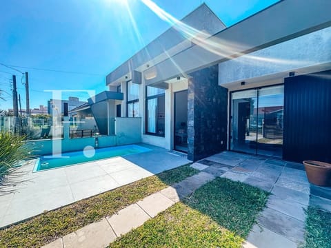 Casa com 89m², 3 dormitórios, 1 suíte, 2 vagas, no bairro Maristela em Xangri-Lá