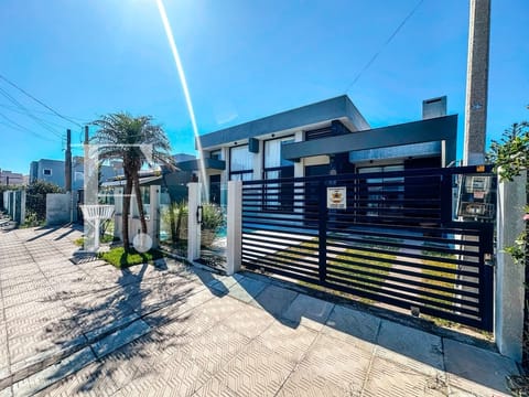 Casa com 89m², 3 dormitórios, 1 suíte, 2 vagas, no bairro Maristela em Xangri-Lá