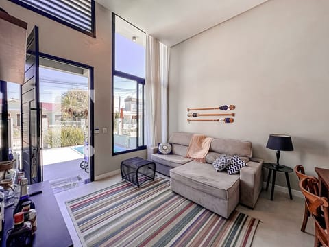 Casa com 89m², 3 dormitórios, 1 suíte, 2 vagas, no bairro Maristela em Xangri-Lá