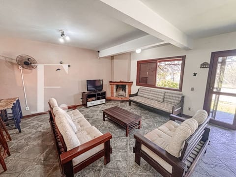 Casa com 300m², 3 dormitórios, 1 suíte, 1 vaga, no bairro Noiva do Mar em Xangri-Lá