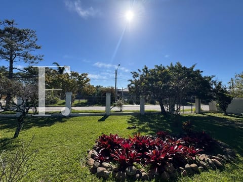 Casa com 250m², 3 dormitórios, 1 suíte, 2 vagas, no bairro Centro em Xangri-Lá