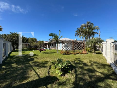 Casa com 250m², 3 dormitórios, 1 suíte, 2 vagas, no bairro Centro em Xangri-Lá