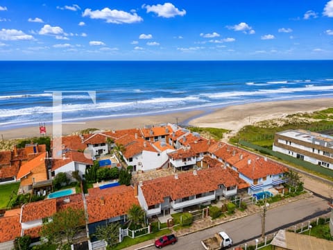 Duplex com 107m², 2 dormitórios, 2 suítes, 1 vaga, Residencial Morada do Sol em Xangri-Lá
