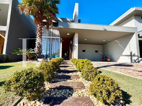 Casa Condomínio com 212m², 4 dormitórios, 4 suítes, 2 vagas, Capão Ilhas Resort em Capão da Canoa