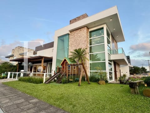Sobrado com 290m², 4 dormitórios, 4 suítes, Condado de Capão em Capão da Canoa