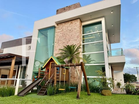 Sobrado com 290m², 4 dormitórios, 4 suítes, Condado de Capão em Capão da Canoa