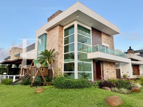 Sobrado com 290m², 4 dormitórios, 4 suítes, Condado de Capão em Capão da Canoa