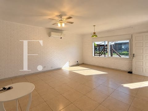 Casa com 146m², 3 dormitórios, 1 suíte, 1 vaga, no bairro Rainha do Mar em Xangri-Lá