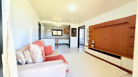 Casa com 102m², 2 dormitórios, 1 vaga, no bairro Rainha do Mar em Xangri-Lá