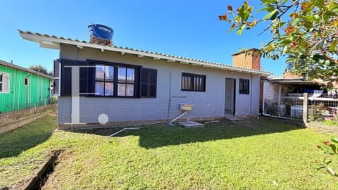 Casa com 102m², 2 dormitórios, 1 vaga, no bairro Rainha do Mar em Xangri-Lá