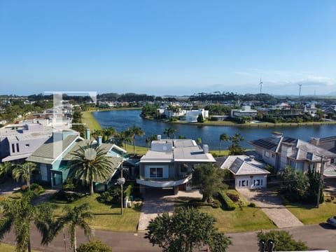 Sobrado com 370m², 4 dormitórios, 4 suítes, 2 vagas, Bosques de Atlântida em Xangri-Lá