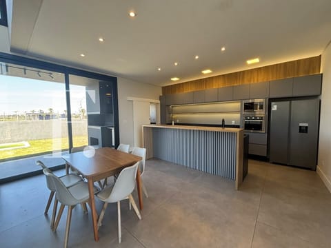 Sobrado com 200m², 4 dormitórios, 1 suíte, Santorini em Xangri-Lá