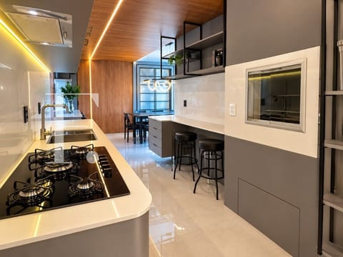 Apartamento com 75m², 2 dormitórios, 1 suíte, 2 vagas, Edifício Premium em Capão da Canoa