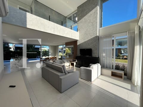 Sobrado com 317m², 4 dormitórios, 4 suítes, 2 vagas, Sunset em Xangri-Lá