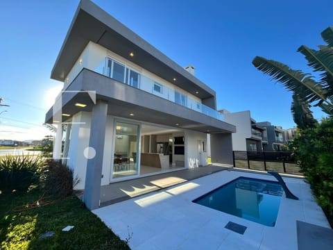 Sobrado com 317m², 4 dormitórios, 4 suítes, 2 vagas, Sunset em Xangri-Lá