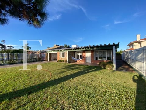 Casa com 115m², 3 dormitórios, 1 suíte, 2 vagas, no bairro Atlântida em Xangri-Lá