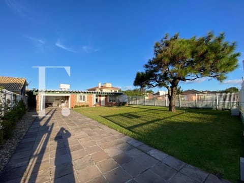 Casa com 115m², 3 dormitórios, 1 suíte, 2 vagas, no bairro Atlântida em Xangri-Lá