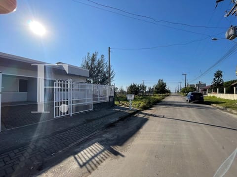 Casa com 70m², 2 dormitórios, 1 vaga, no bairro Capão da Canoa em Capão da Canoa