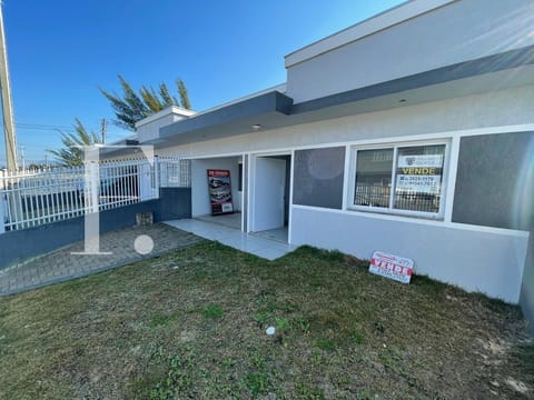 Casa com 70m², 2 dormitórios, 1 vaga, no bairro Capão da Canoa em Capão da Canoa