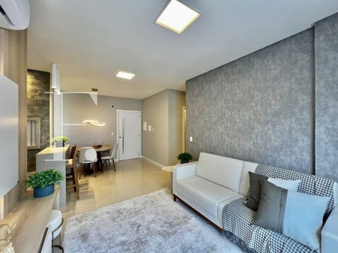 Apartamento com 62m², 2 dormitórios, 1 suíte, 1 vaga, Absoluto Palace em Capão da Canoa