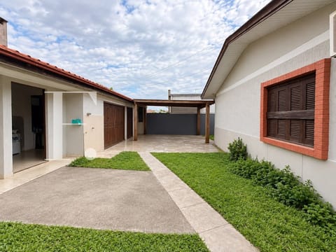 Casa com 136m², 2 dormitórios, 1 vaga, no bairro Rainha do Mar em Xangri-Lá