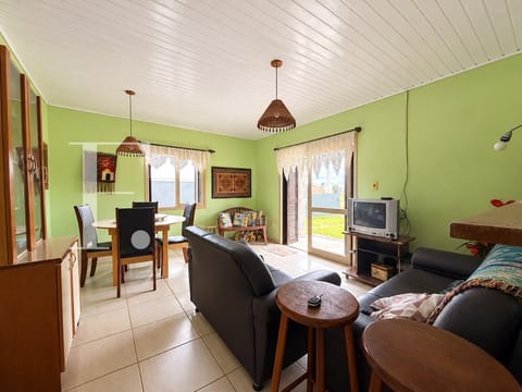 Casa com 136m², 2 dormitórios, 1 vaga, no bairro Rainha do Mar em Xangri-Lá