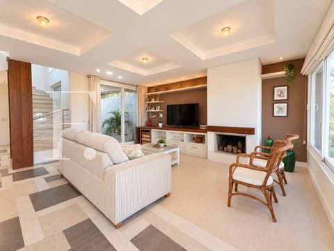 Casa Condomínio com 199m², 3 dormitórios, 3 suítes, 2 vagas, Las Palmas em Xangri-Lá