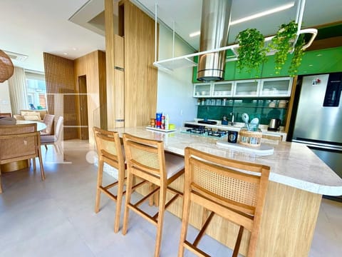 Sobrado com 176m², 4 dormitórios, 2 suítes, 2 vagas, Murano em Capão da Canoa