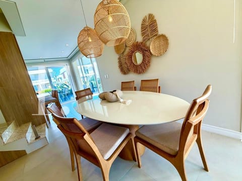 Sobrado com 176m², 4 dormitórios, 2 suítes, 2 vagas, Murano em Capão da Canoa