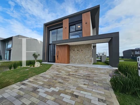 Sobrado com 204m², 4 dormitórios, 4 suítes, 2 vagas, Zen Concept Resort em Xangri-Lá