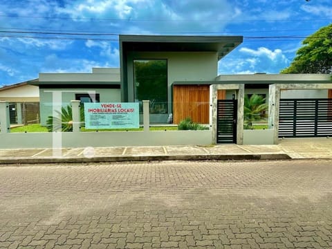 Casa com 235m², 4 dormitórios, 2 suítes, 2 vagas, no bairro Atlântida em Xangri-Lá