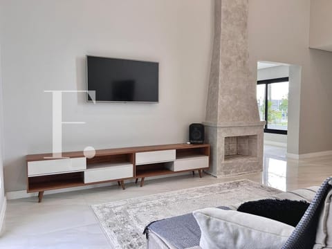 Casa com 235m², 4 dormitórios, 2 suítes, 2 vagas, no bairro Atlântida em Xangri-Lá