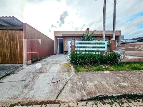 Casa com 74m², 2 dormitórios, 1 suíte, 1 vaga, no bairro Noiva do Mar em Xangri-Lá