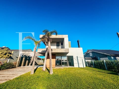 Sobrado com 260m², 4 dormitórios, 4 suítes, 2 vagas, no bairro Atlântida em Xangri-Lá
