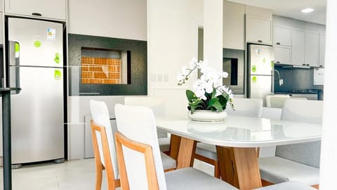 Apartamento com 61m², 2 dormitórios, 2 suítes, 1 vaga, Edifício Cartier em Capão da Canoa