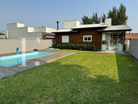 Casa com 93m², 2 dormitórios, 1 suíte, 2 vagas, no bairro Arpoador em Xangri-Lá