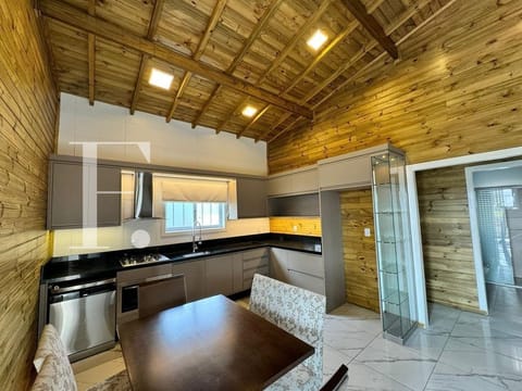 Casa com 93m², 2 dormitórios, 1 suíte, 2 vagas, no bairro Arpoador em Xangri-Lá