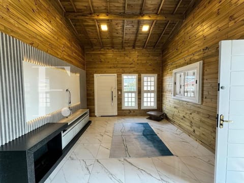 Casa com 93m², 2 dormitórios, 1 suíte, 2 vagas, no bairro Arpoador em Xangri-Lá
