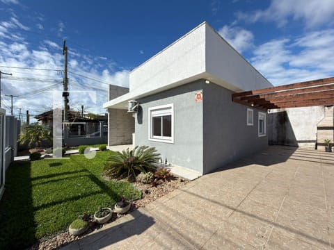 Casa com 60m², 2 dormitórios, 2 vagas, no bairro Praia Guarani em Capão da Canoa