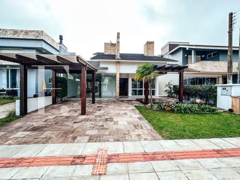 Casa Condomínio com 150m², 3 dormitórios, 3 suítes, 2 vagas, Condado de Capão em Capão da Canoa